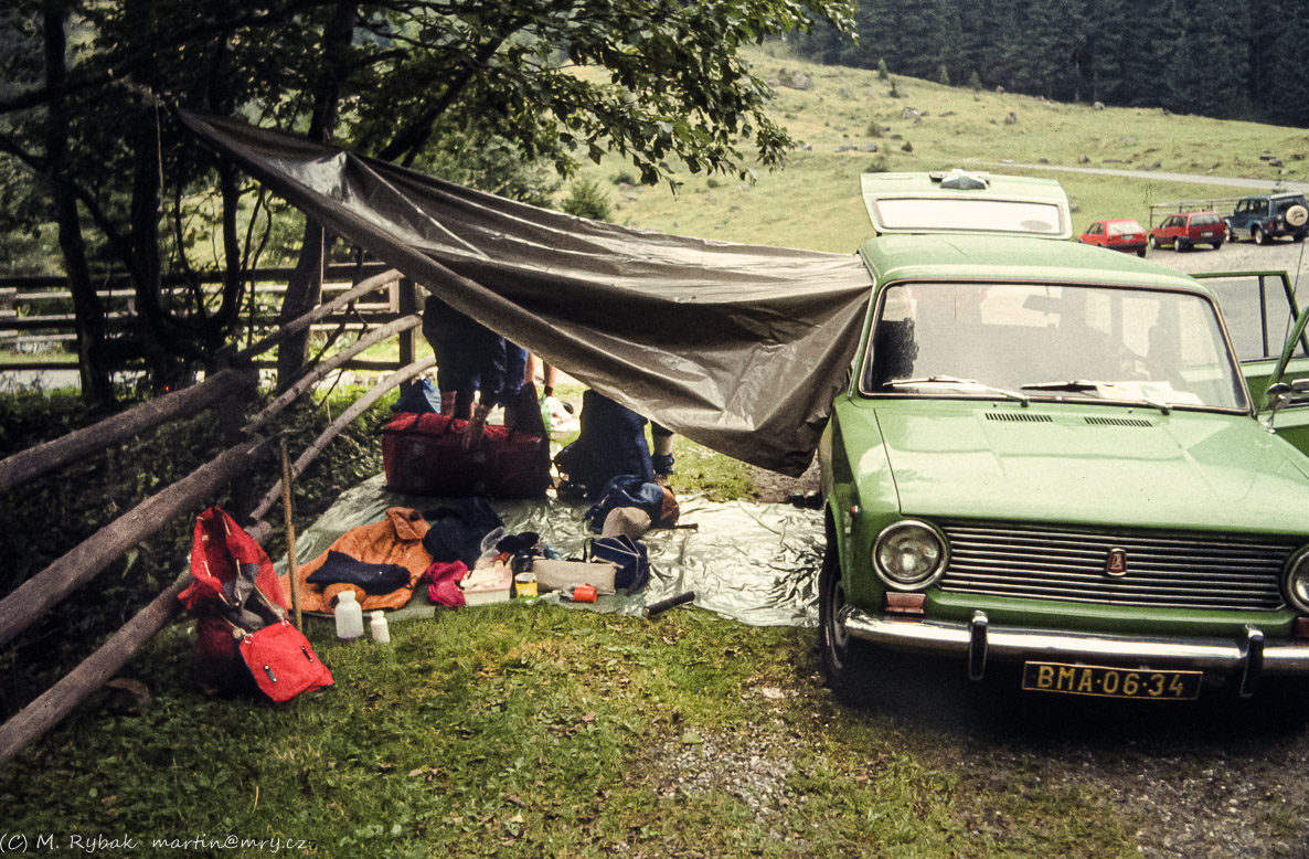 Příkopová turistika. První noc u Hintersee. Pršelo a tak jsme bivakovali pod igelitem. Vyčasilo jen trochu až po obědě, ale stejně jsme zmokli.