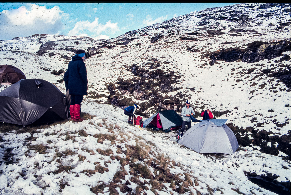 Stavíme stany na mokrý sníh nad Alte Pragerhütte, asi tak 2600 m vysoko