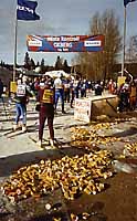Do dal oberstvovaky je jen 14 km - Vasv bh 1998. Olympus mju:II, Fuji Superia 200. (klikni na vt formt)