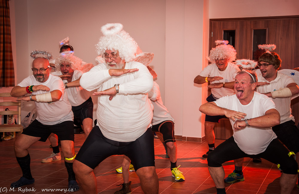 Andělská haka  (s prvky evropské postmoderní performance).