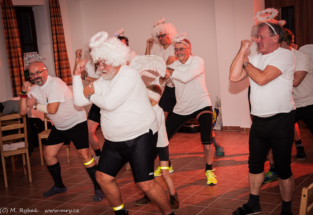 Andělská haka  (s prvky evropské postmoderní performance).