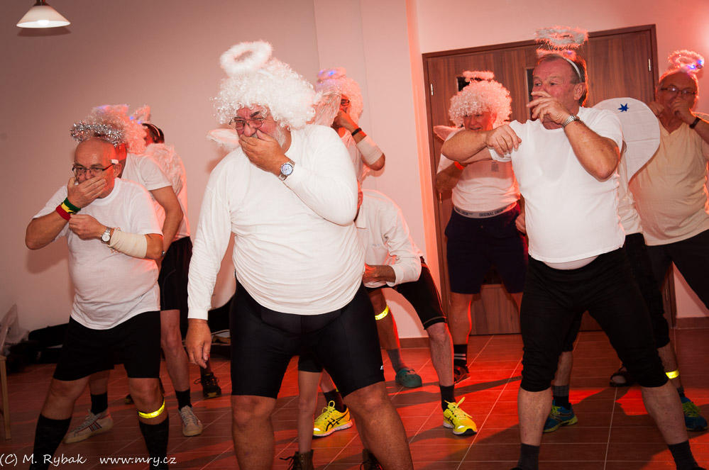 Andělská haka  (s prvky evropské postmoderní performance).