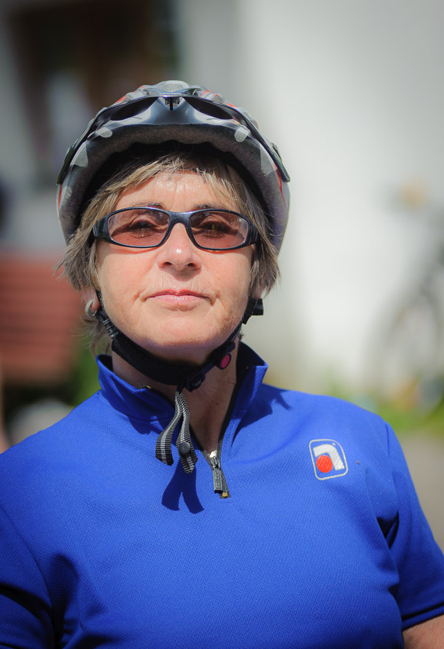Před startem cyklistické etapy je třeba královnu vždy dokumentovat. Pro případ, že by na plastické chirurgii potřebovali plánek.