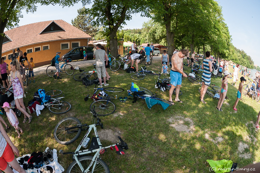 Depo závaodních bicyklů a pilných realizačních týmů.
