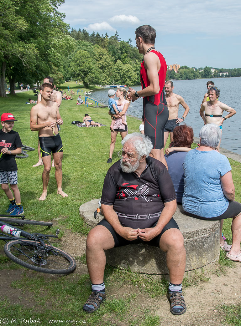 Emeritní ředitel závodu kontroluje, zda to Pasin říká správně