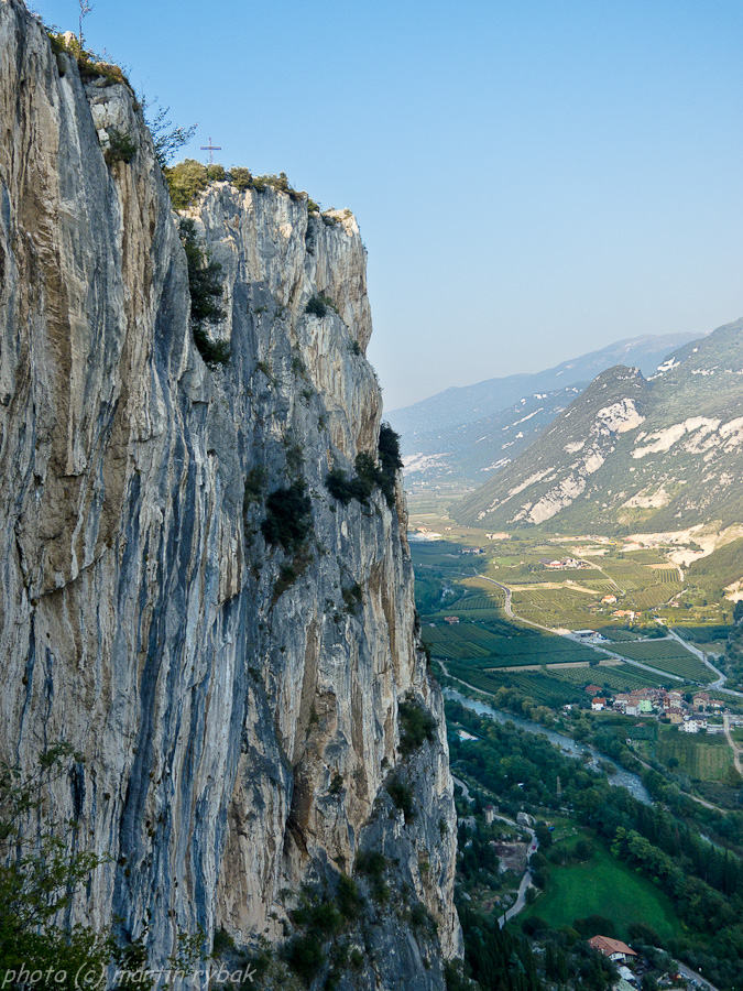 Ferrata se oficiálně jmenuje Sentiero attrezzato di Colodri a je hned vedle cičných stěn u malebného městečka Arco