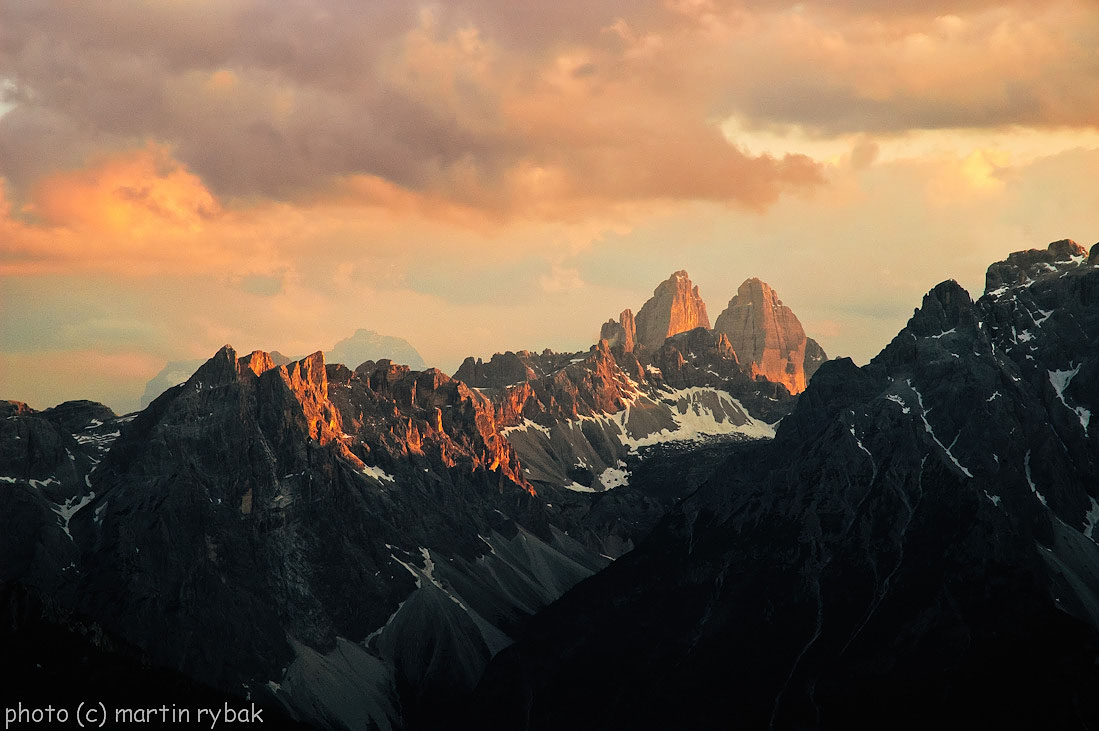 Večerní pohled na Tre Cime (Sextenské Dolomity) od Sillianer Hütte