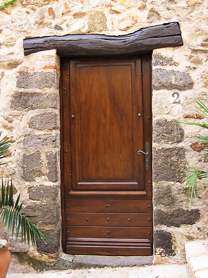 PROVENCE - DOOR IN GRIMAUD (Click on a flag below to continue to main page. Na hlavni strnku pejdi kliknutm na vlajku.)