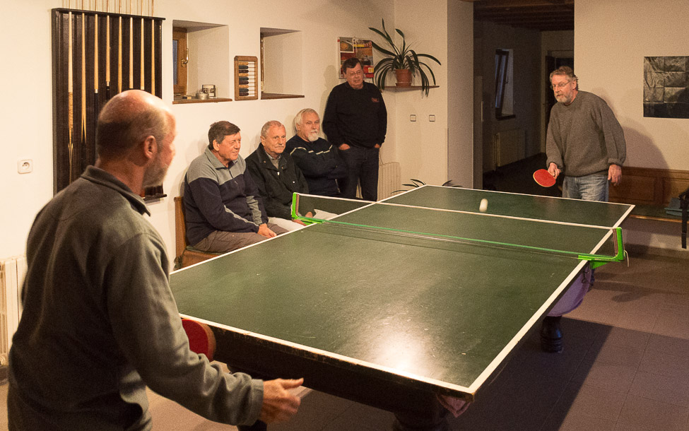 Pokus o pingpong narážel na podivné trajektorie míčků pod vlivem