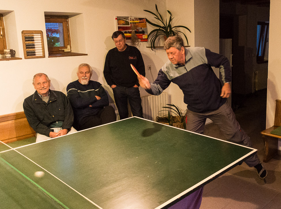 Pokus o pingpong narážel na podivné trajektorie míčků pod vlivem