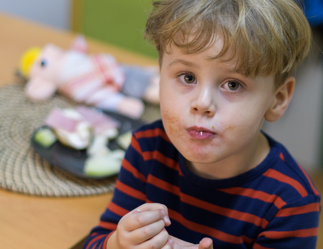 Podzim 2017. Uvařili jsme si se Štěpíkem výborný pudink. Jak je zjevné, byl čokoládový.